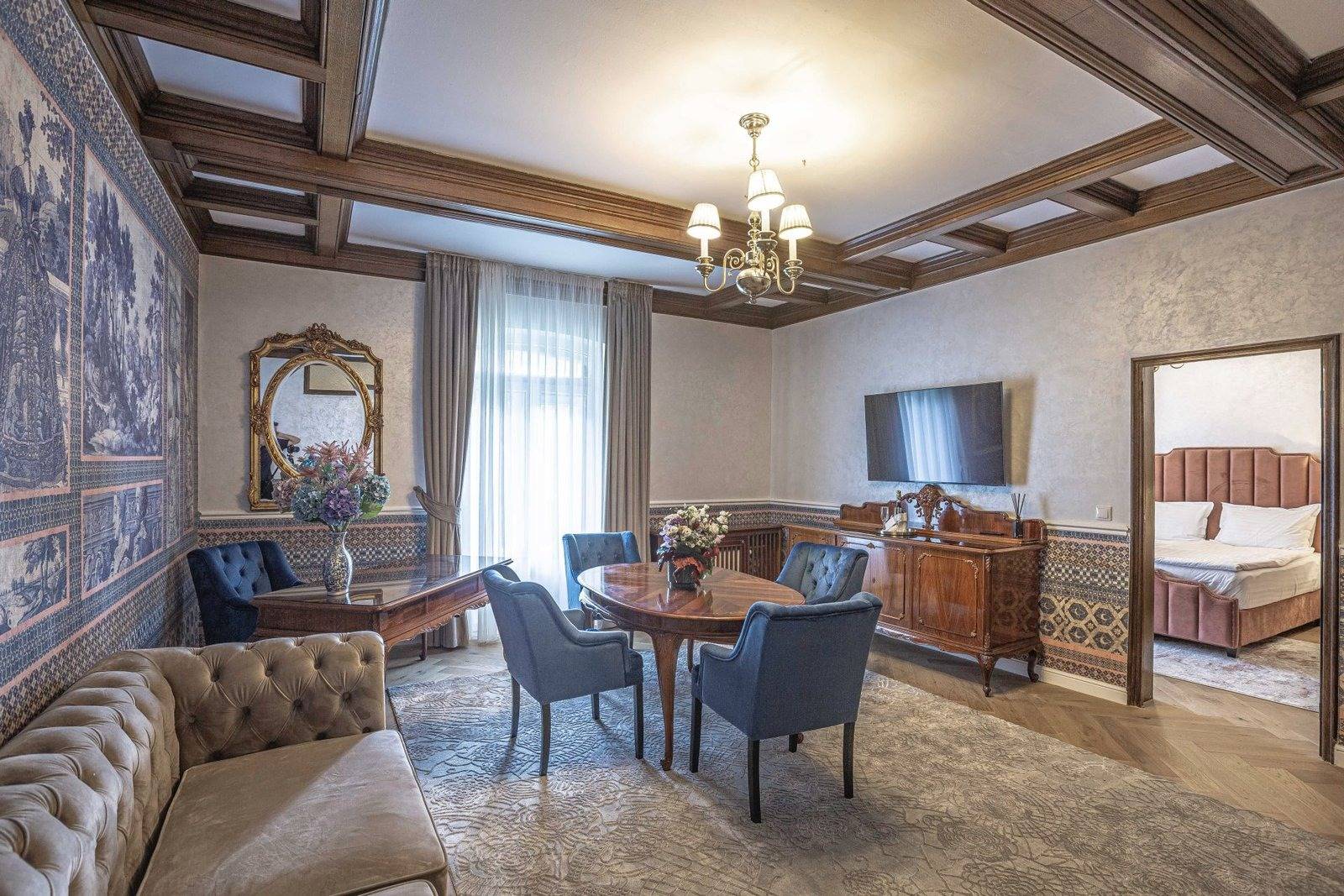 錫納亞 Hotel Palace Apartament Superior 起居區與餐桌