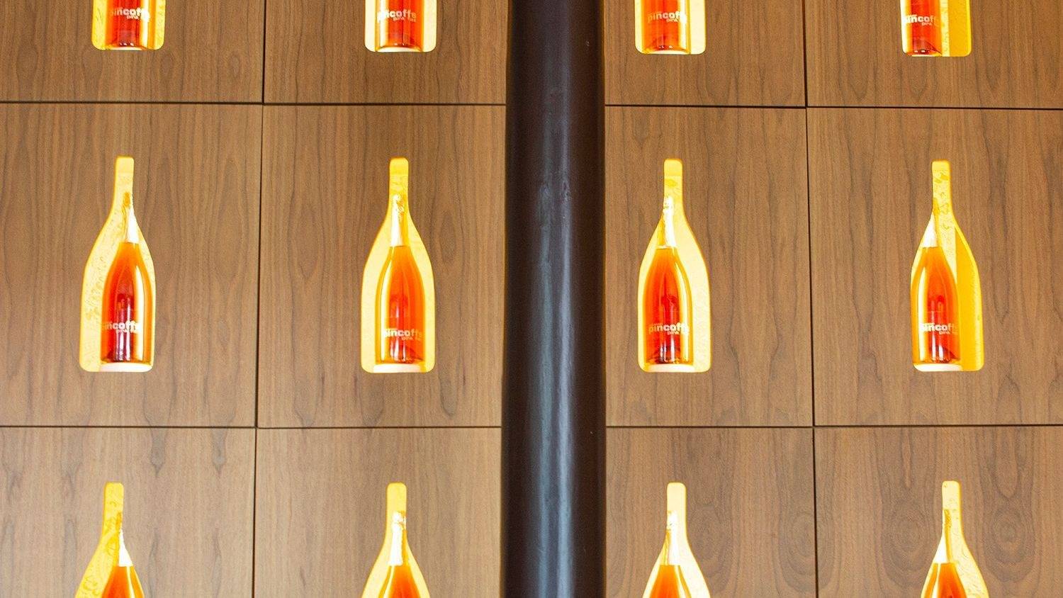 鹿特丹 Hotel Pincoffs 酒吧牆上一格格陳列的粉紅氣泡酒