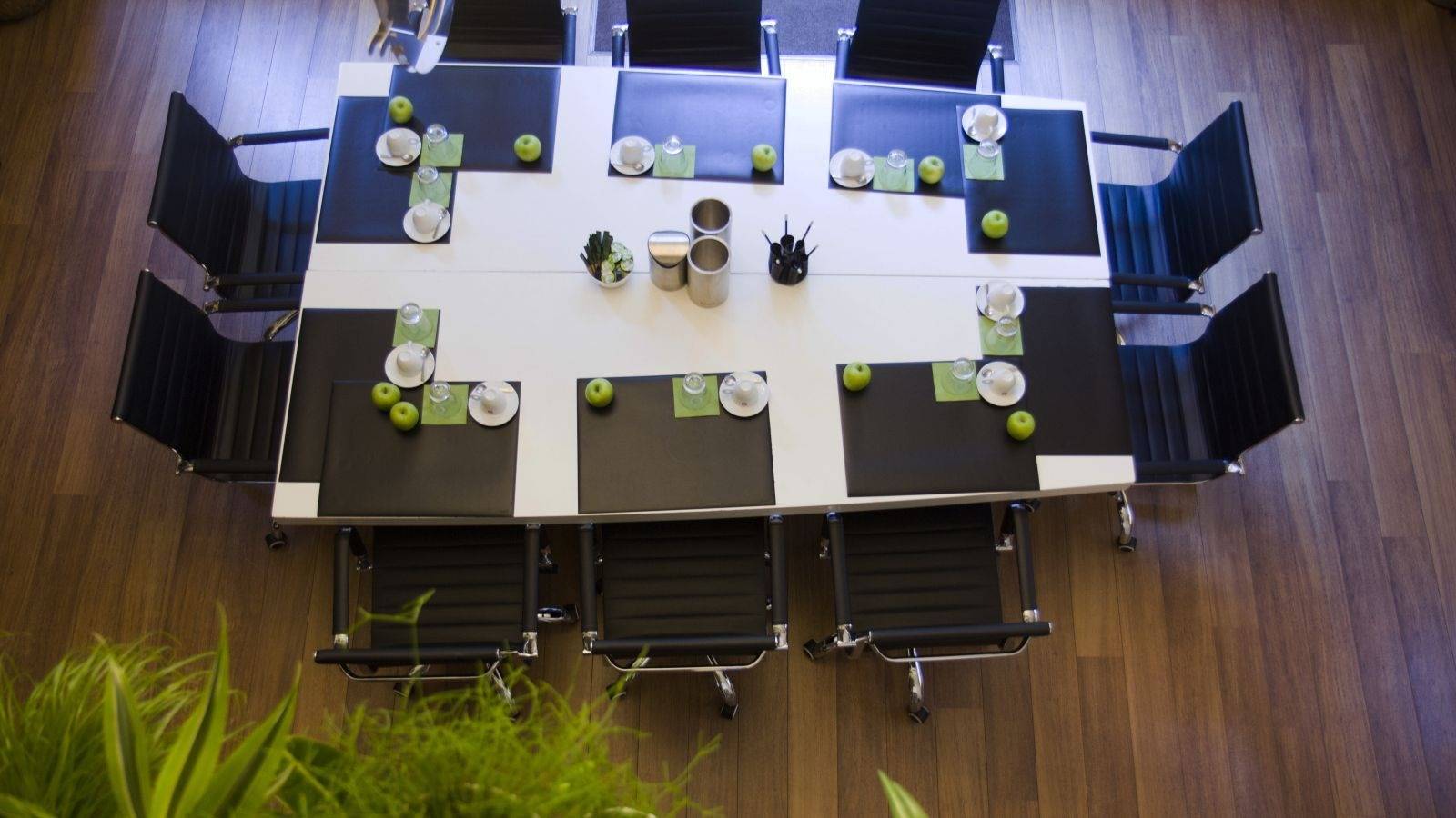 鹿特丹 Hotel Pincoffs Studio 會議室俯瞰長桌