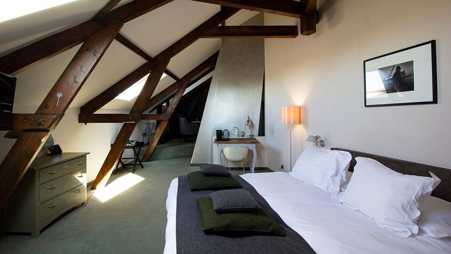 鹿特丹 Hotel Pincoffs DeLuxe Loft 木樑屋頂下的大床