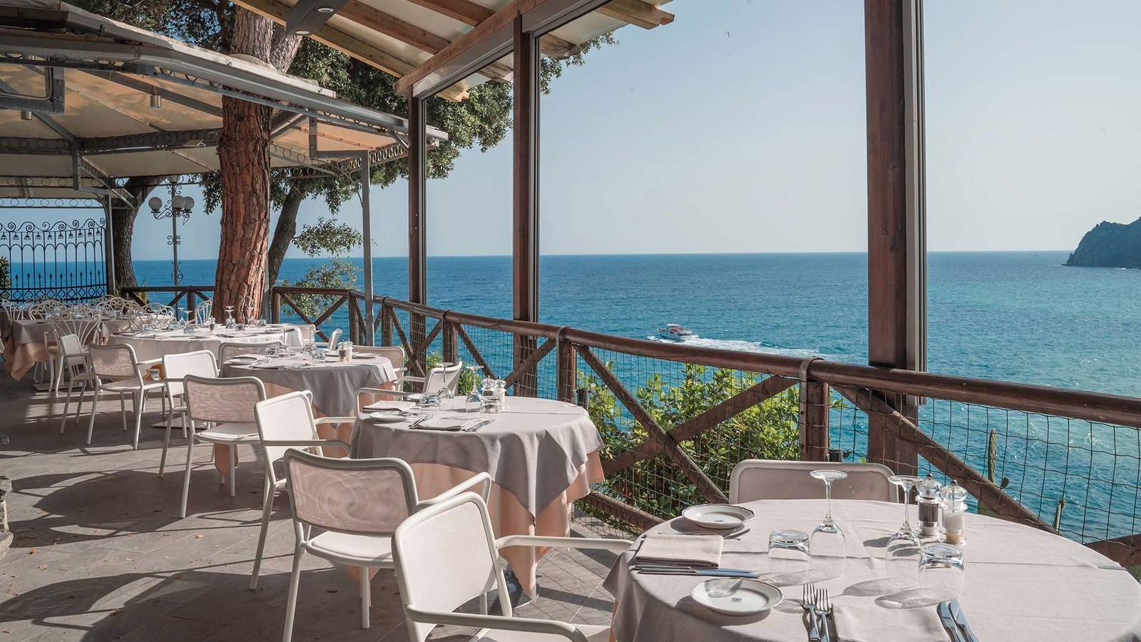 Hotel Porto Roca La Terrazza 面海露台餐桌
