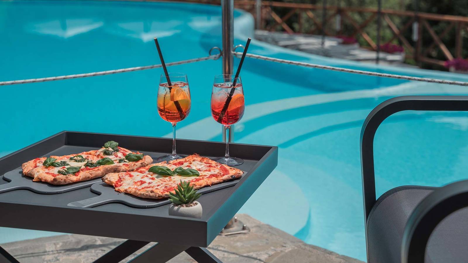 Hotel Porto Roca 泳池畔的披薩與調酒
