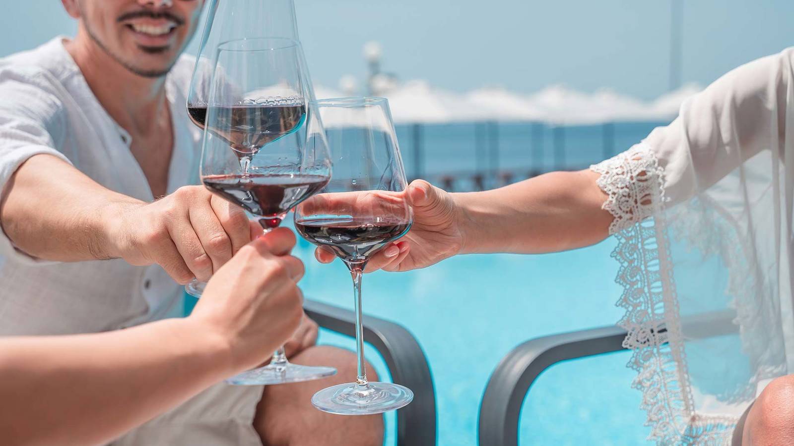 Hotel Porto Roca 泳池邊舉杯的紅酒