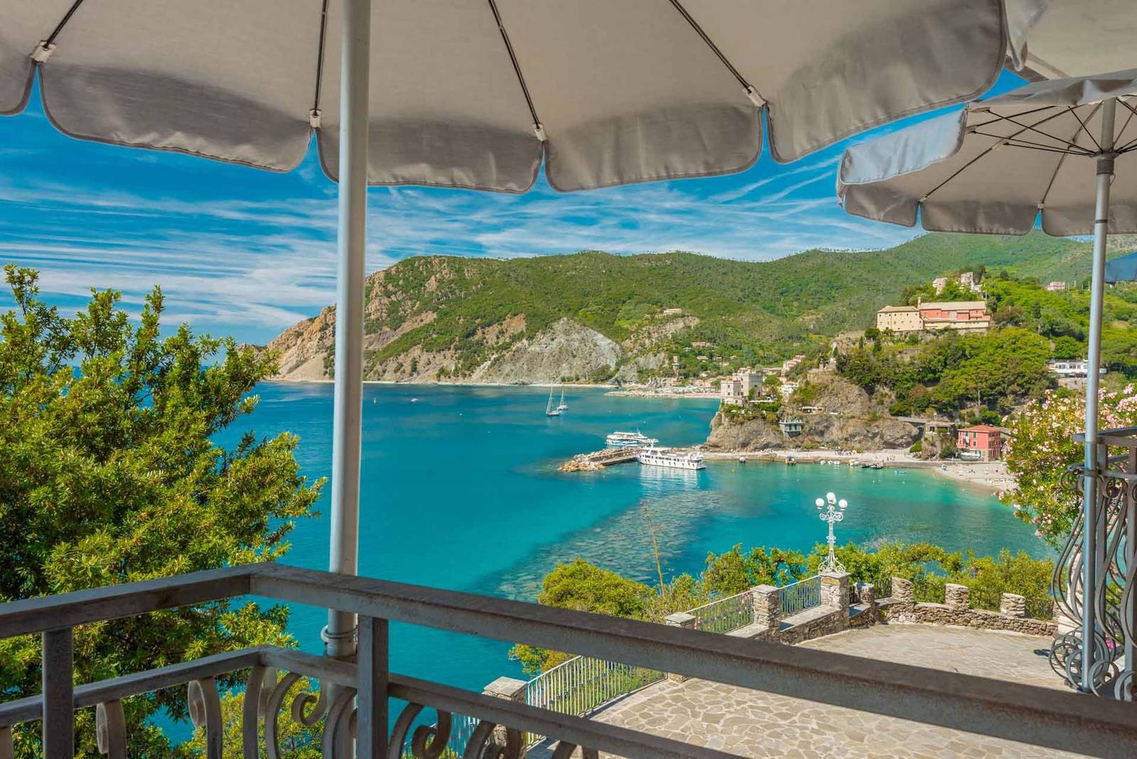 Hotel Porto Roca 陽台望出去的蒙泰羅索海灣與遮陽傘