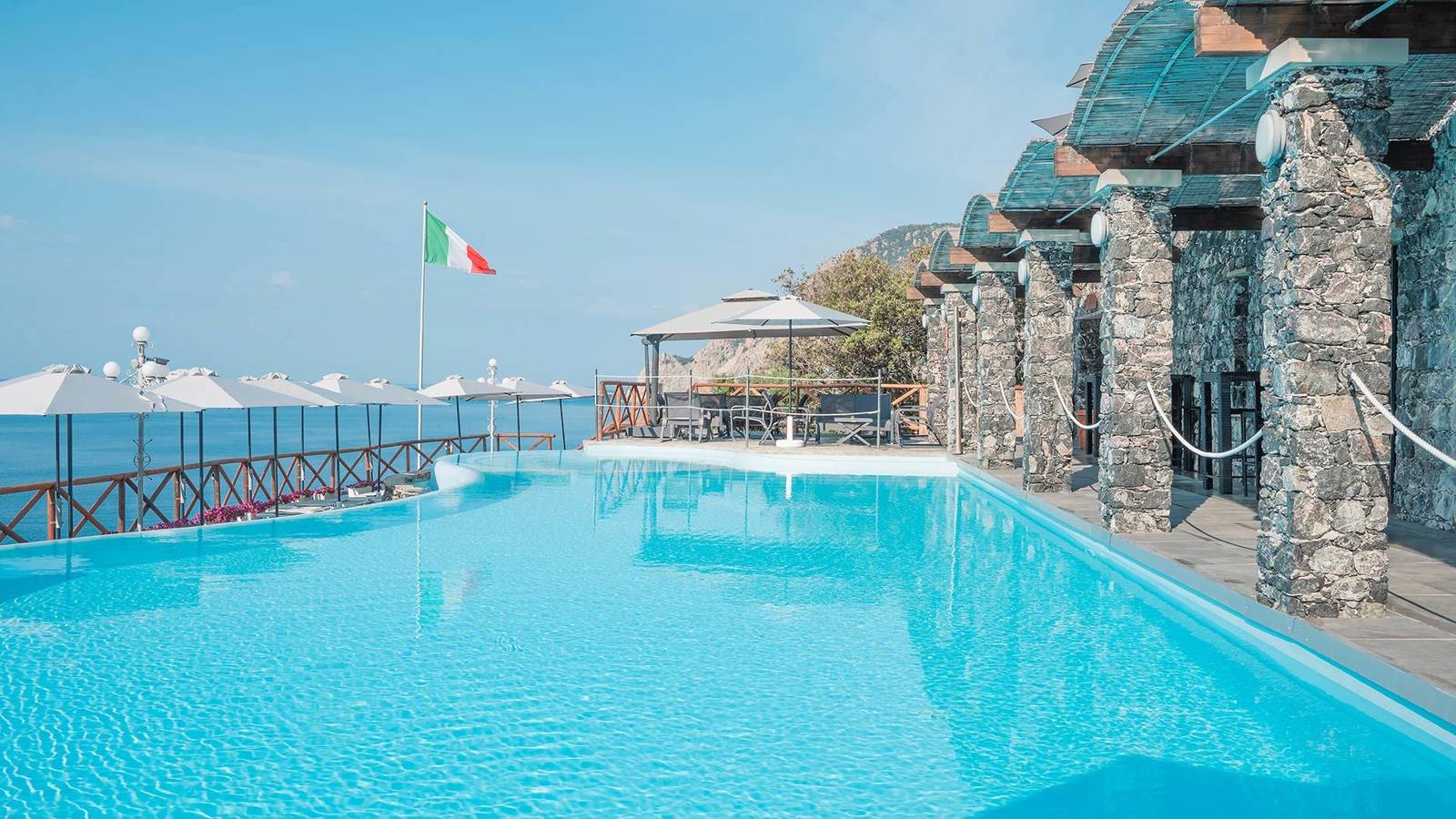 Hotel Porto Roca 面海的無邊際泳池與石柱