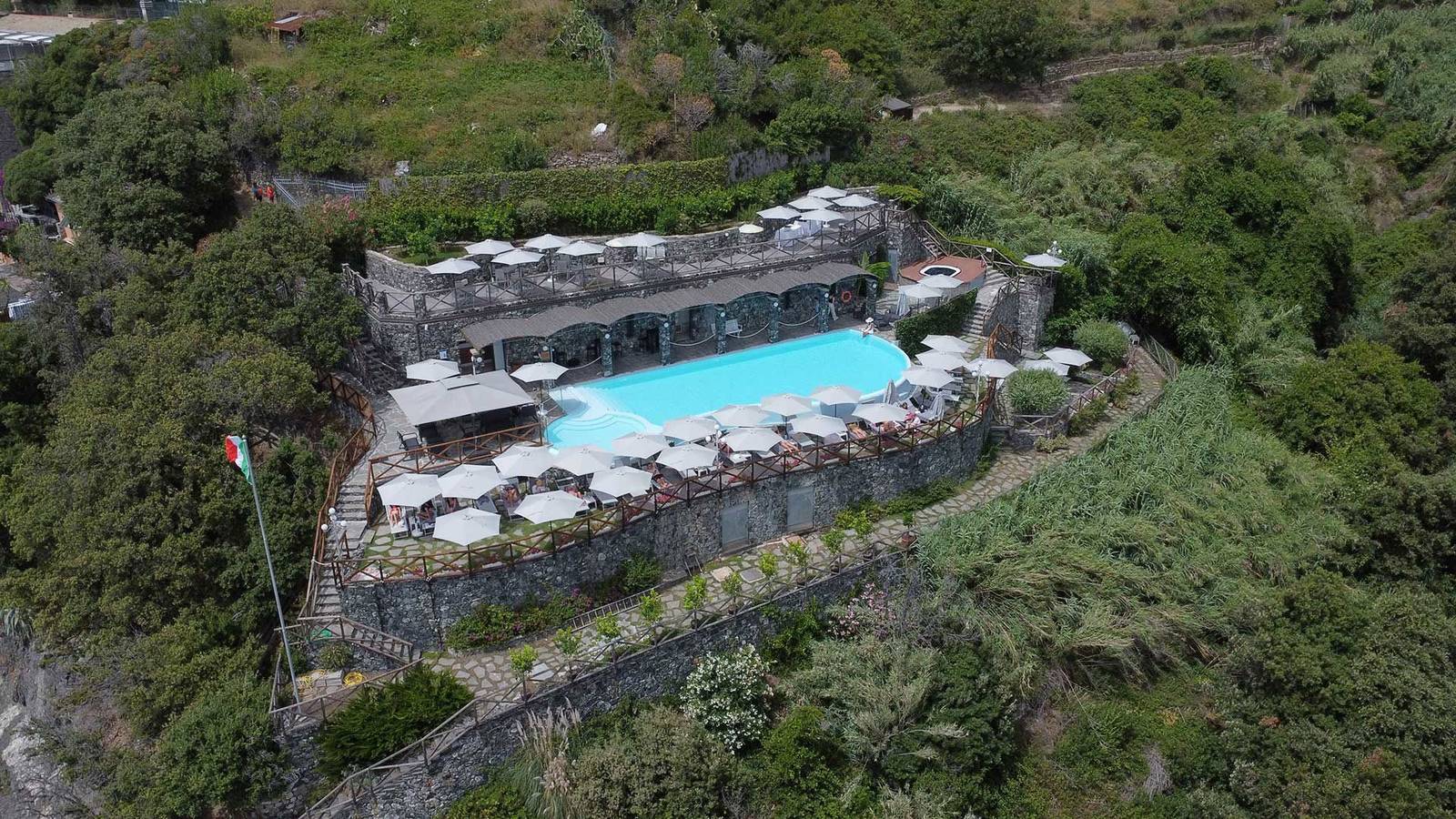 Hotel Porto Roca 綠意中的泳池露台空拍