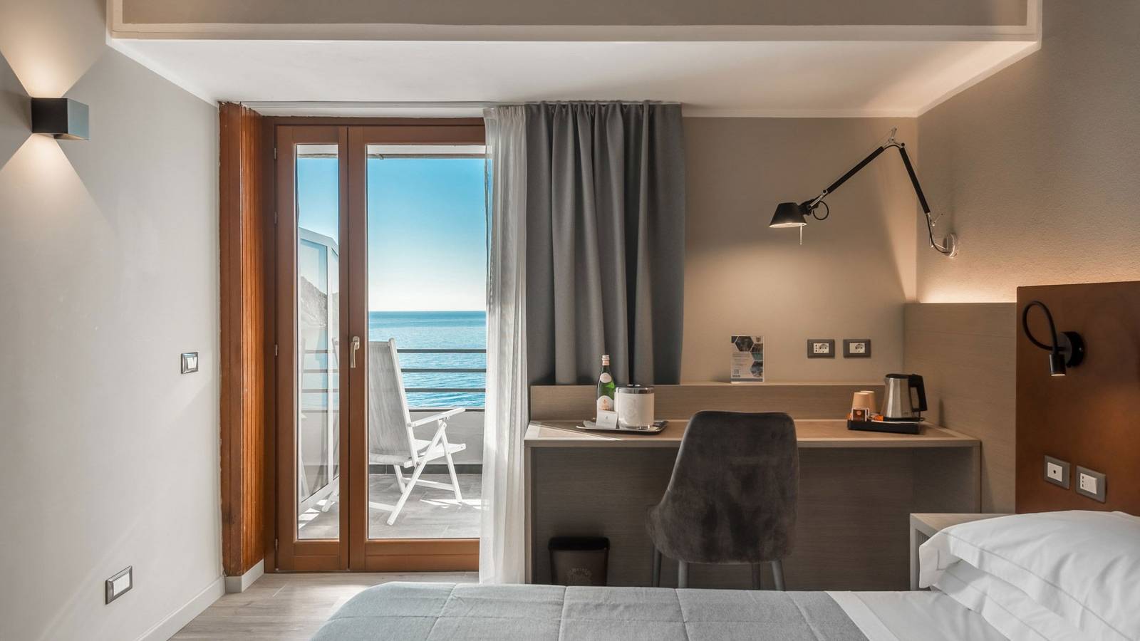 Hotel Porto Roca 海景客房書桌與陽台落地門