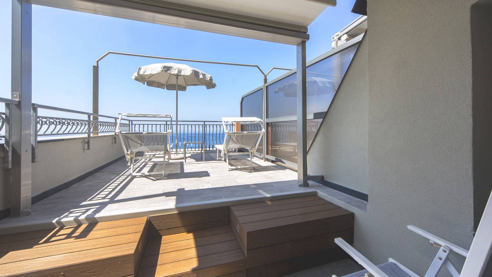 Hotel Porto Roca Junior Suite 陽台遮陽傘與躺椅