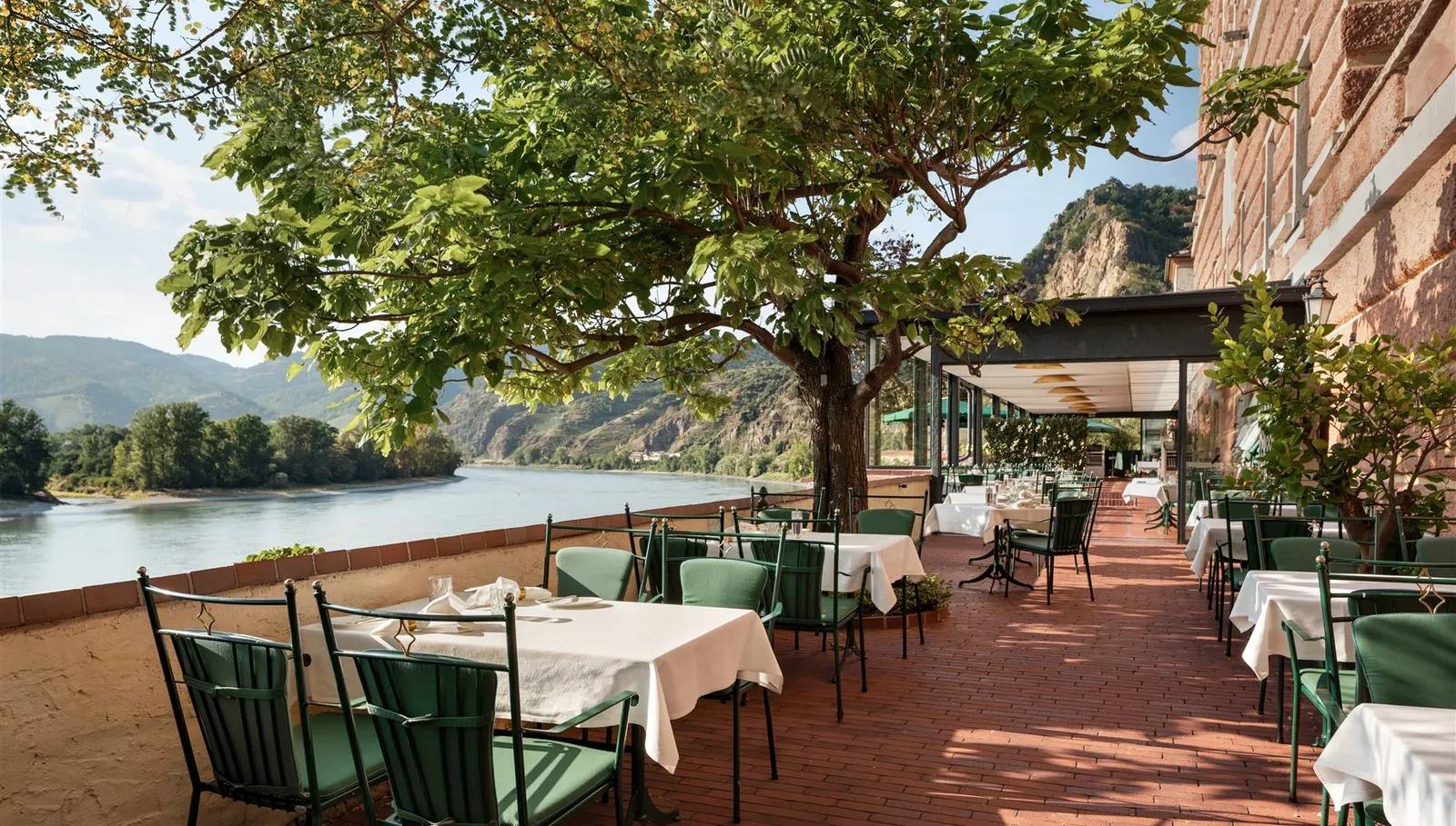 杜倫斯坦 Hotel Schloss Dürnstein 大樹下的多瑙河露台餐桌