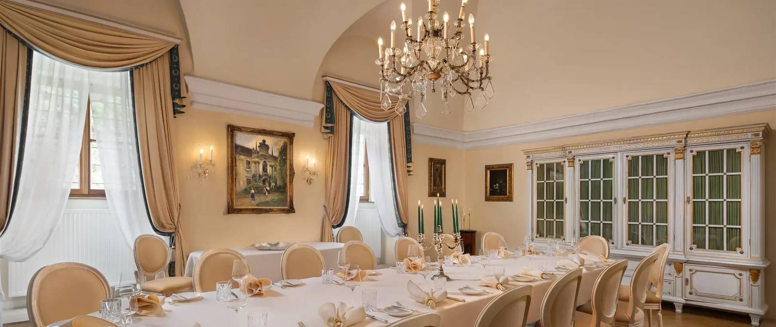 杜倫斯坦 Hotel Schloss Dürnstein 拱頂水晶燈下的餐廳