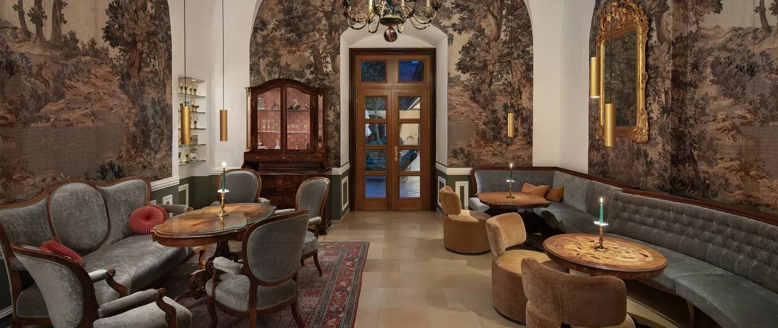 杜倫斯坦 Hotel Schloss Dürnstein 壁畫牆面的酒吧與大廳座位