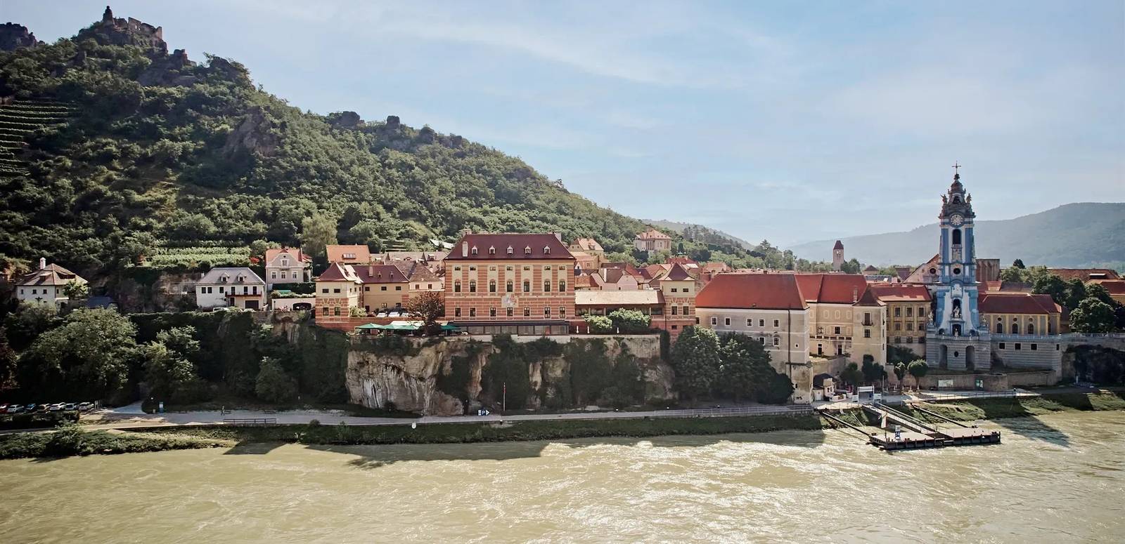 從多瑙河望向杜倫斯坦 Hotel Schloss Dürnstein 與修道院