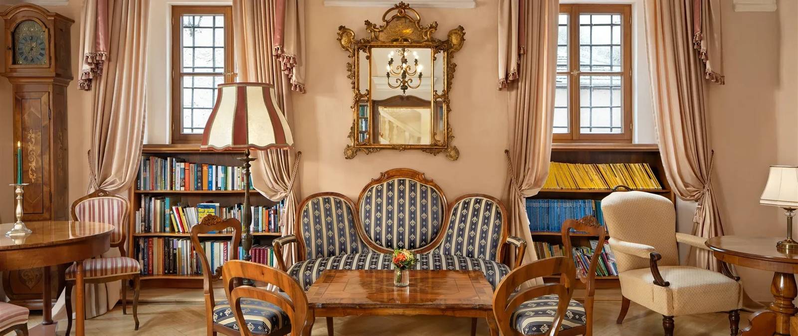 杜倫斯坦 Hotel Schloss Dürnstein 擺放古典家具的圖書室