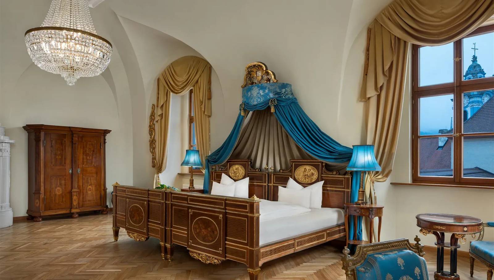 杜倫斯坦 Hotel Schloss Dürnstein 藍色帷幔大床與窗外多瑙河