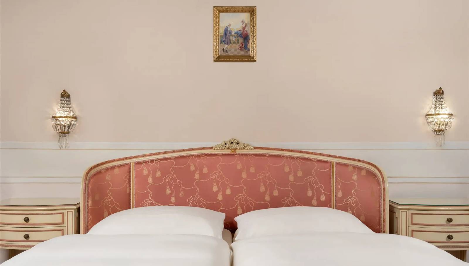 杜倫斯坦 Hotel Schloss Dürnstein 粉色床頭與水晶壁燈的客房