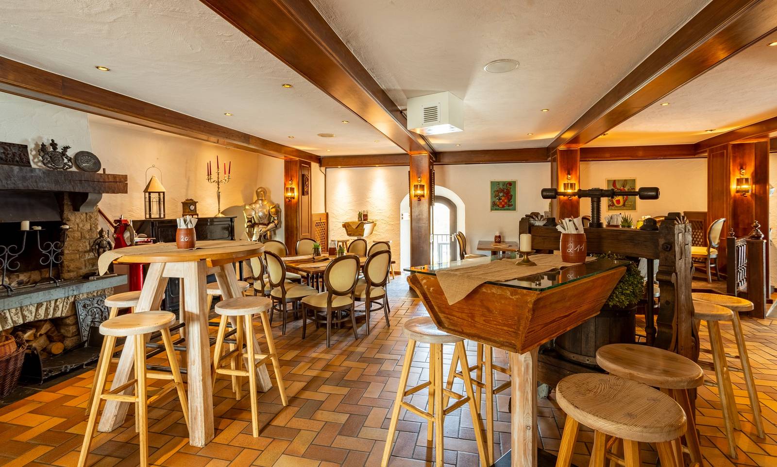 聖戈阿爾 Hotel Schloss Rheinfels 有壁爐與高腳木桌的鄉村風酒館