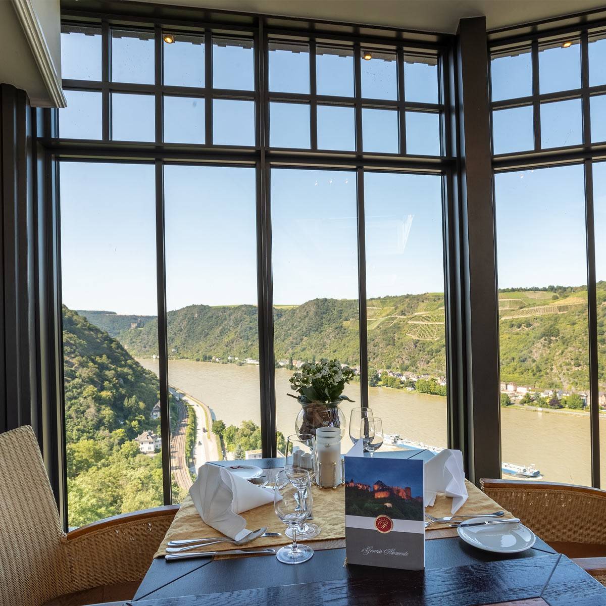 聖戈阿爾 Hotel Schloss Rheinfels 臨窗用餐角落與萊茵河谷景觀
