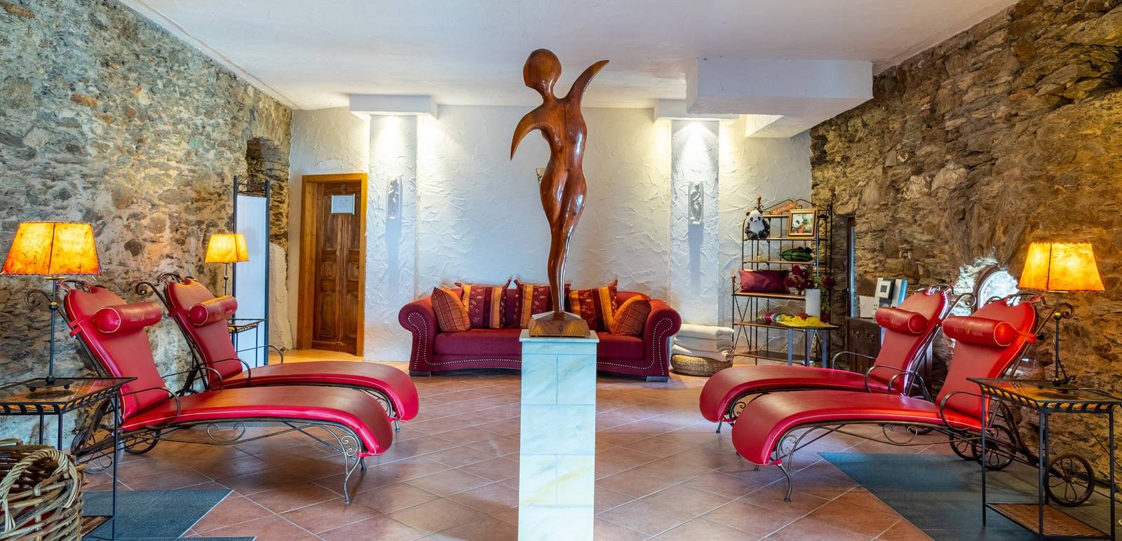聖戈阿爾 Hotel Schloss Rheinfels 石牆環繞的 Spa 休息室