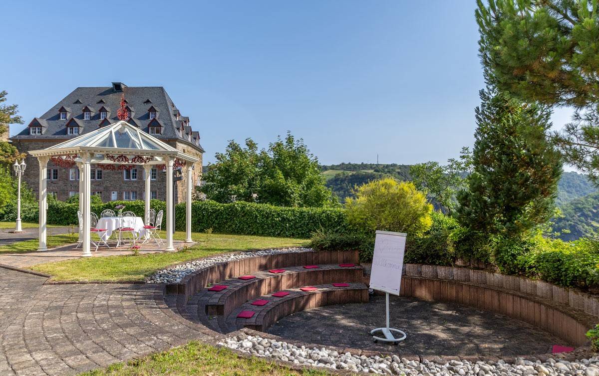 聖戈阿爾 Hotel Schloss Rheinfels 花園涼亭與草地