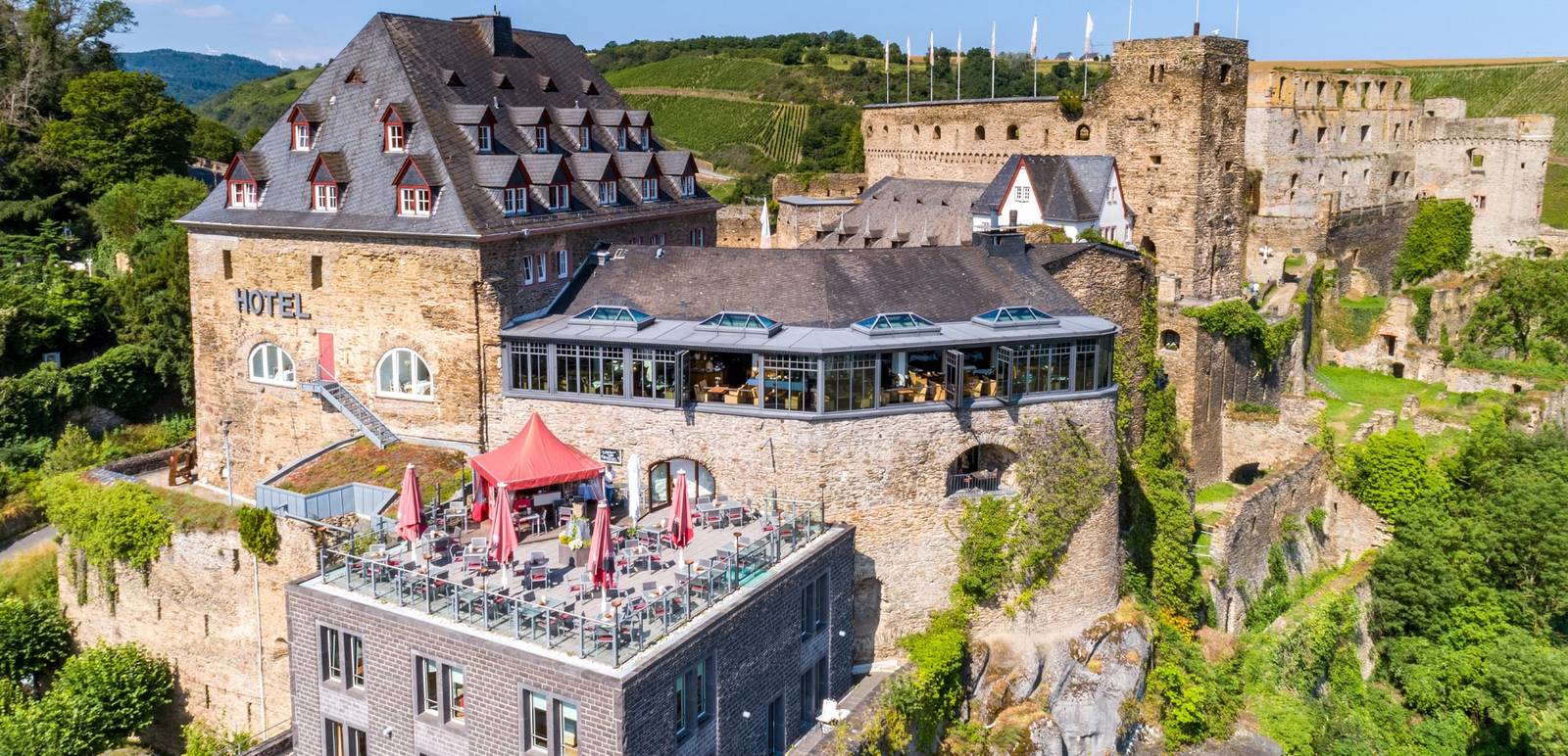 聖戈阿爾 Hotel Schloss Rheinfels 飯店主樓、玻璃冬季花園與後方城堡遺跡