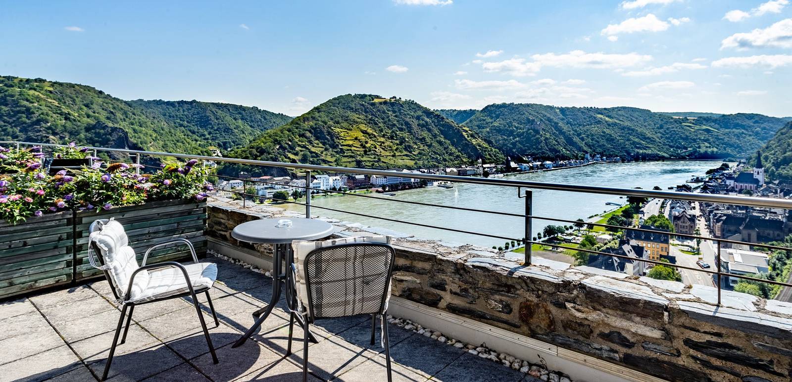 聖戈阿爾 Hotel Schloss Rheinfels 露台座椅與萊茵河谷景觀