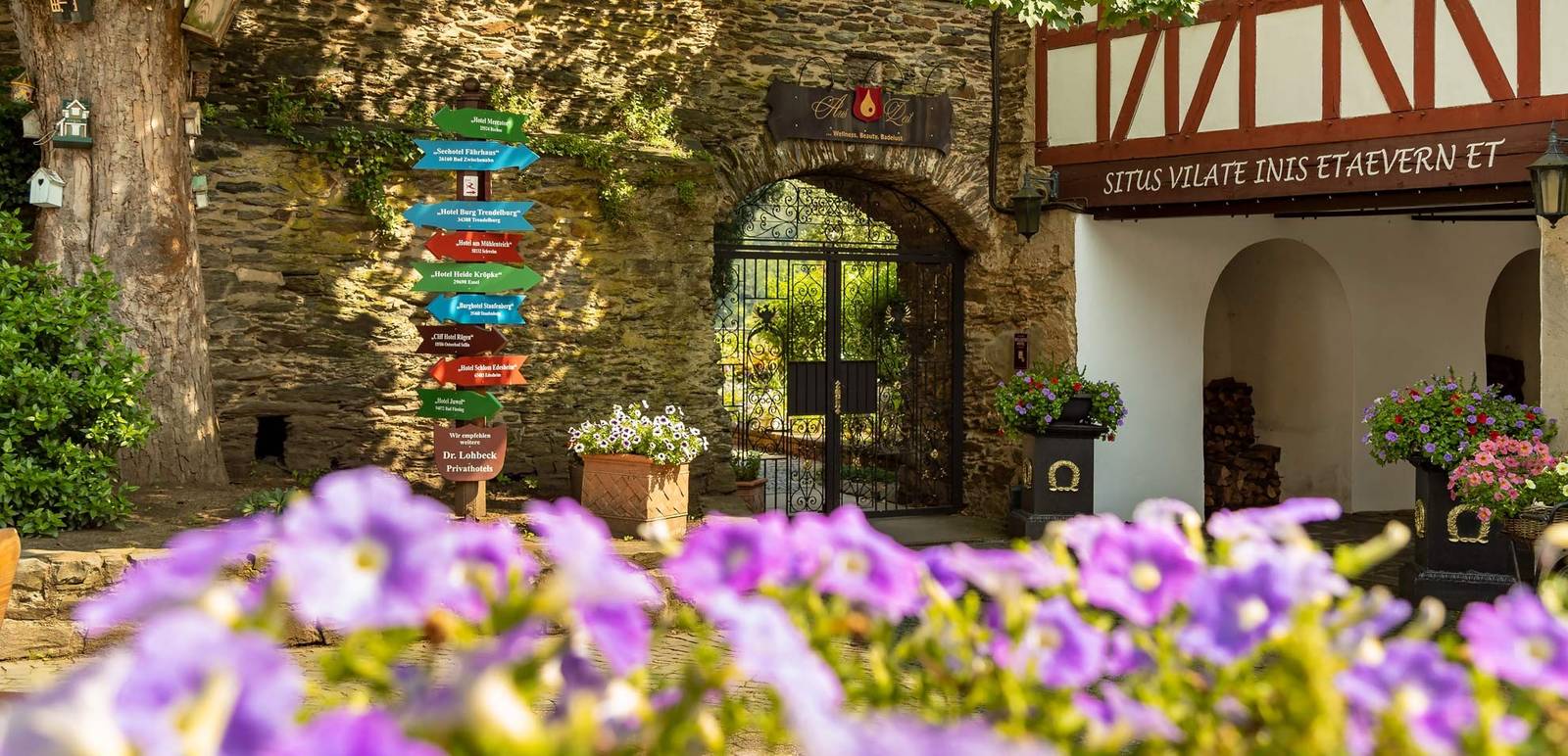 聖戈阿爾 Hotel Schloss Rheinfels 石砌拱門與半木造建築的庭院入口
