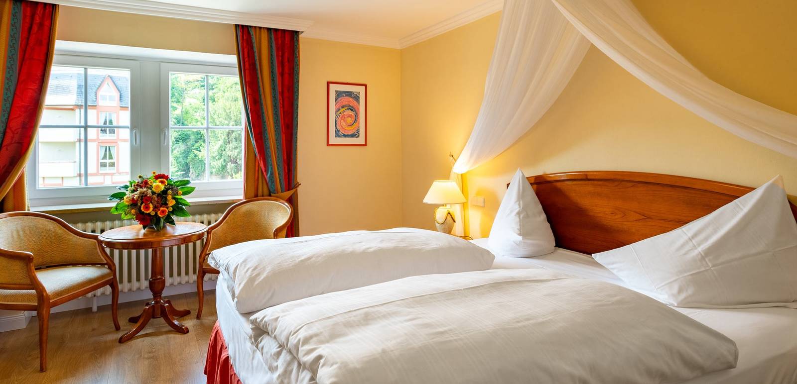 聖戈阿爾 Hotel Schloss Rheinfels 掛紗幔的雙人客房
