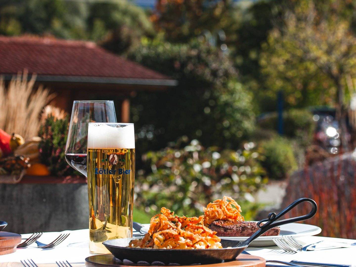 福森 Hotel Sommer 戶外露台的啤酒與餐點
