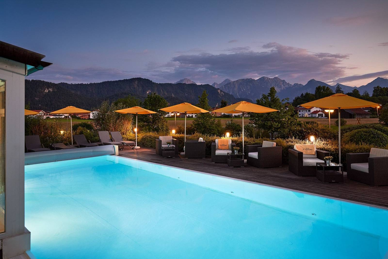 福森 Hotel Sommer 傍晚的戶外溫水泳池與山景