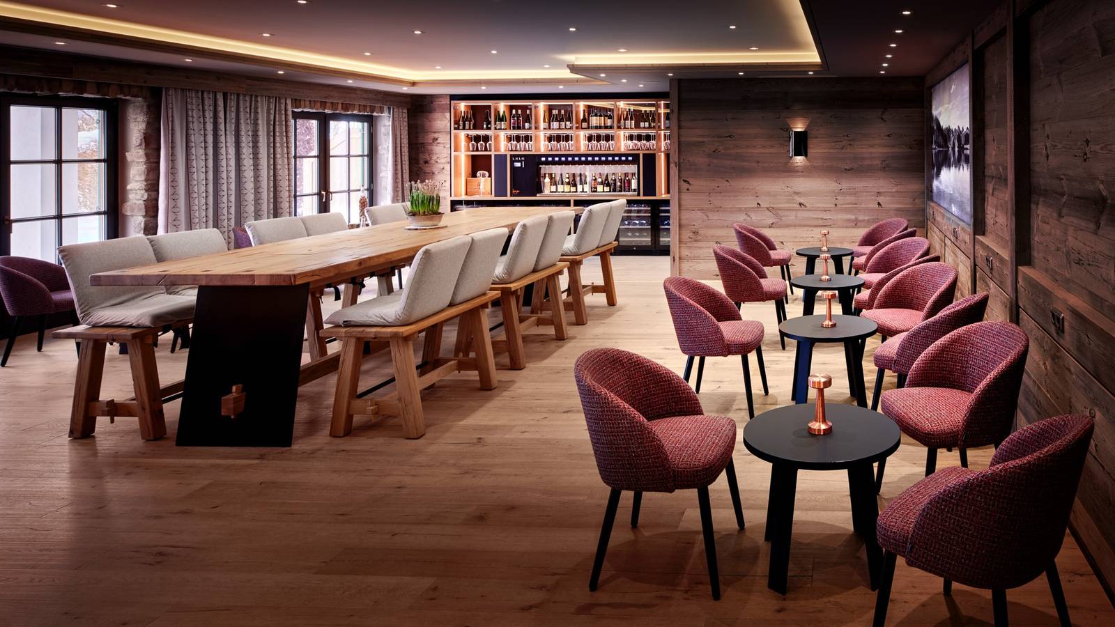 福森 Hotel Sommer 葡萄酒廊的長桌與酒櫃