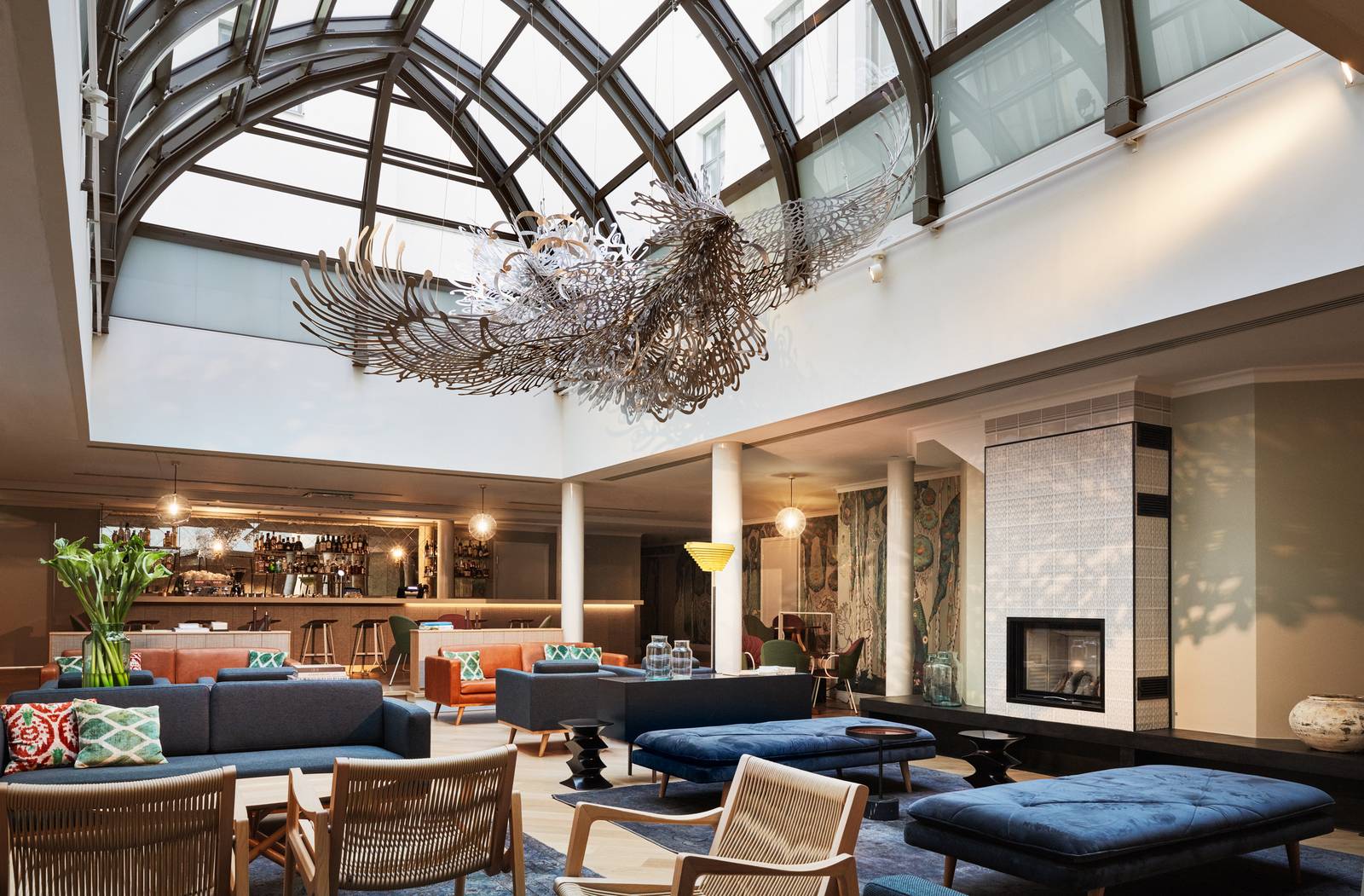 赫爾辛基 Hotel St. George 玻璃屋頂下的 Wintergarden 與鳥群雕塑