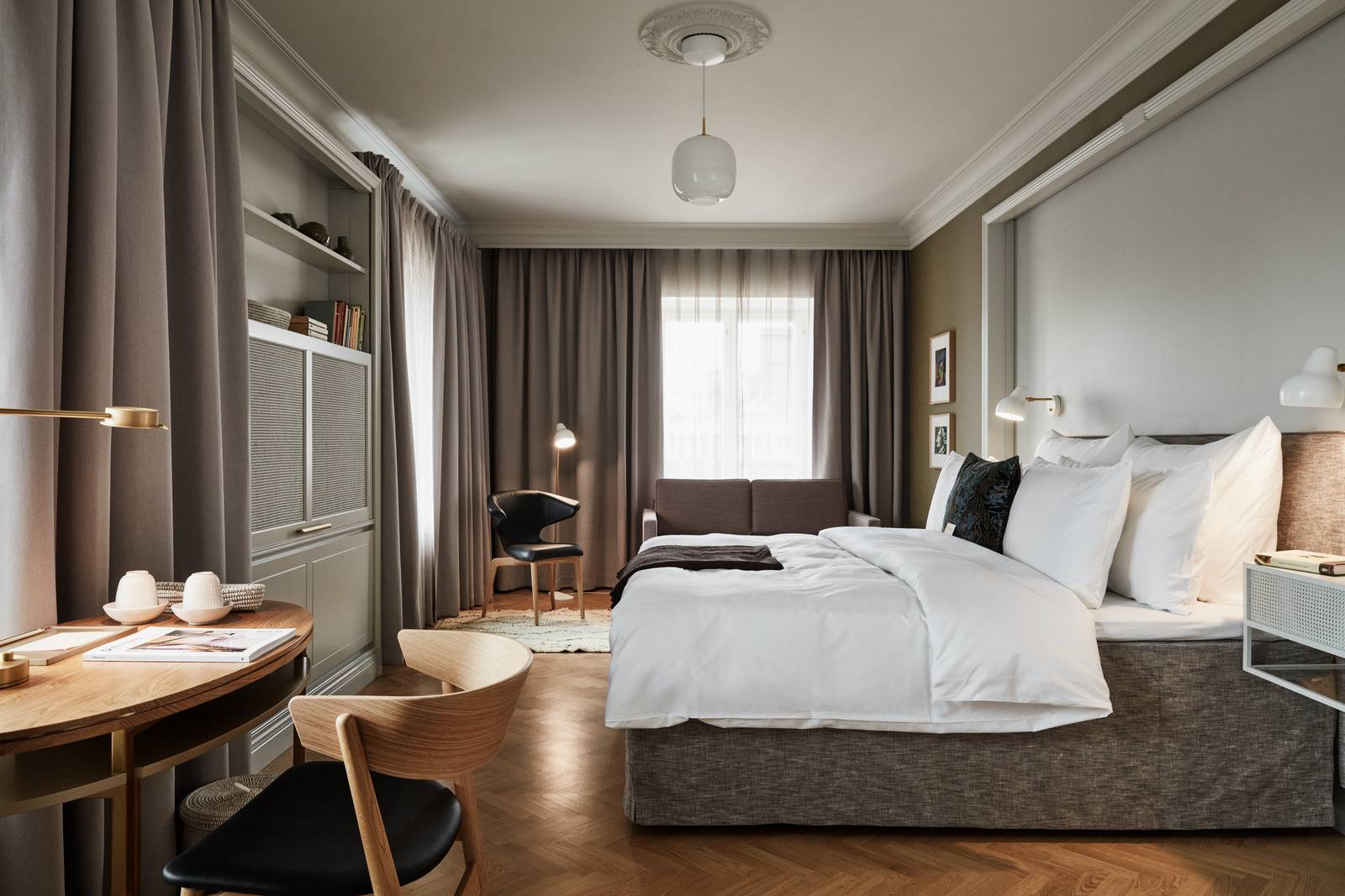 赫爾辛基 Hotel St. George Atelier 客房的大床與書桌