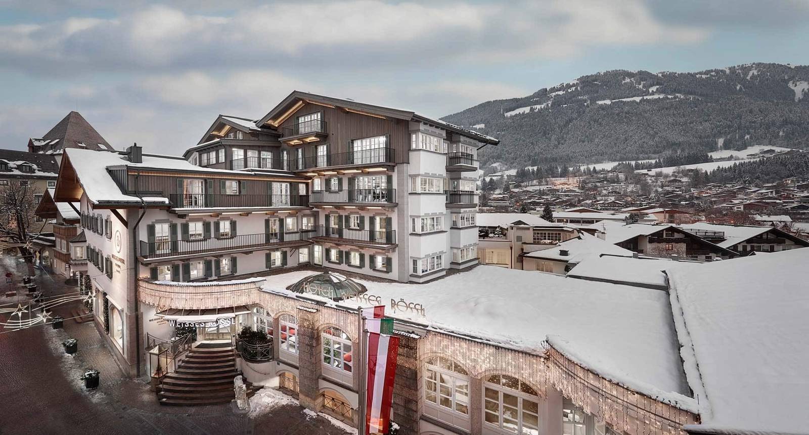 Weisses Rössl 與基茨比厄爾小鎮及周邊山景