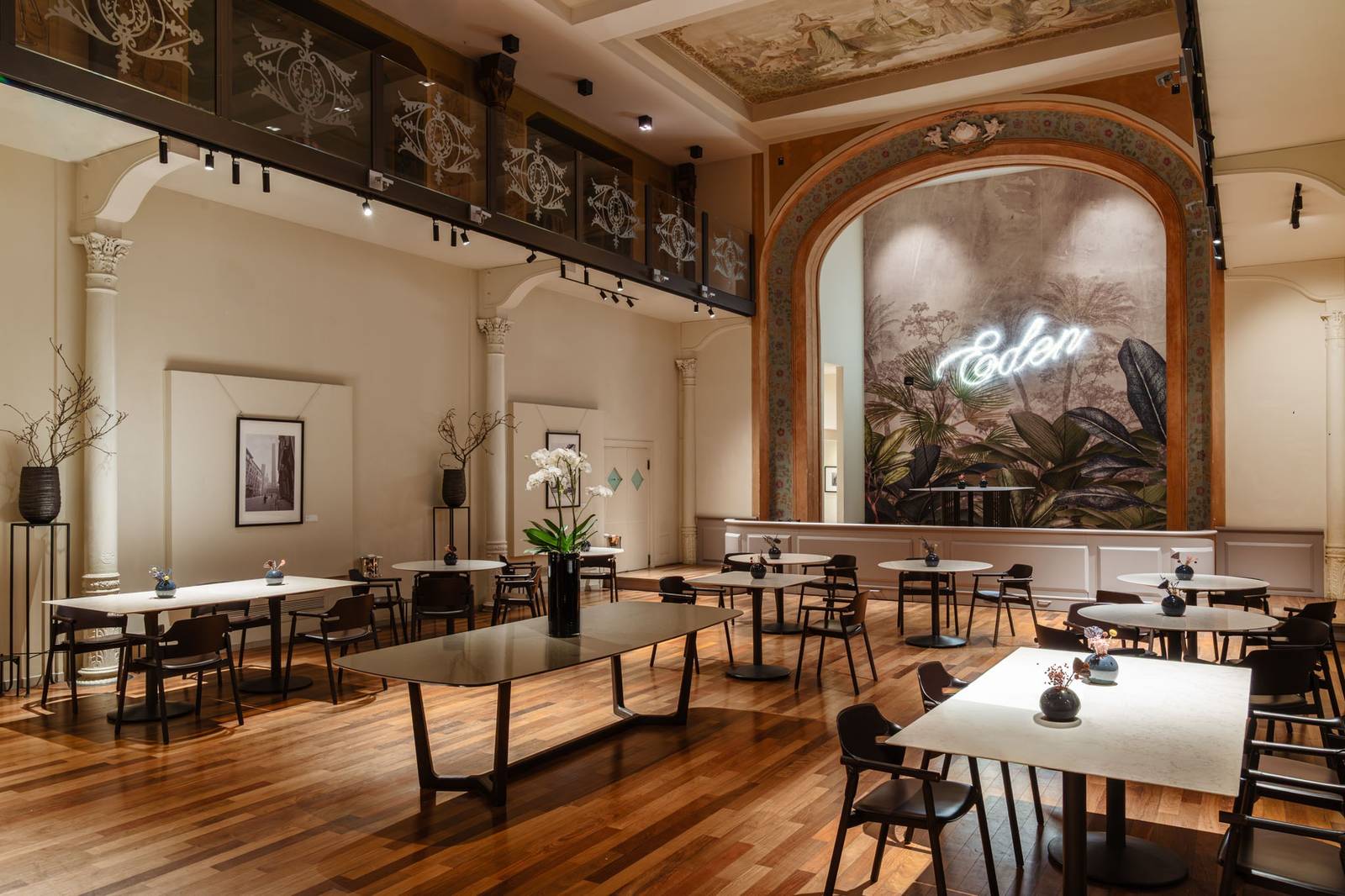 波隆那 I Portici Hotel Teatro Eden 挑高廳堂裡的餐桌