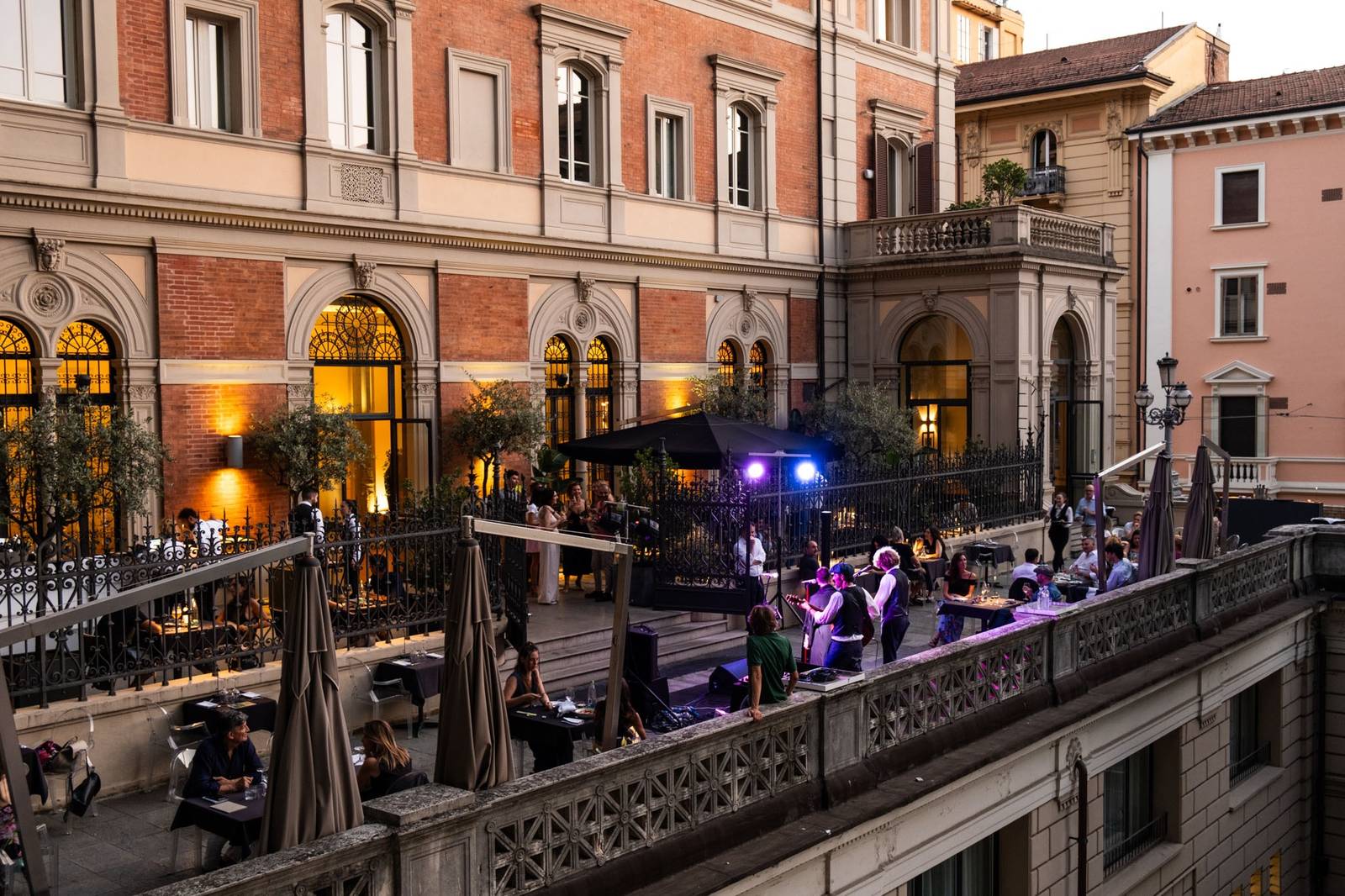 波隆那 I Portici Hotel 傍晚的 Terrazza Lounge 與飯店立面