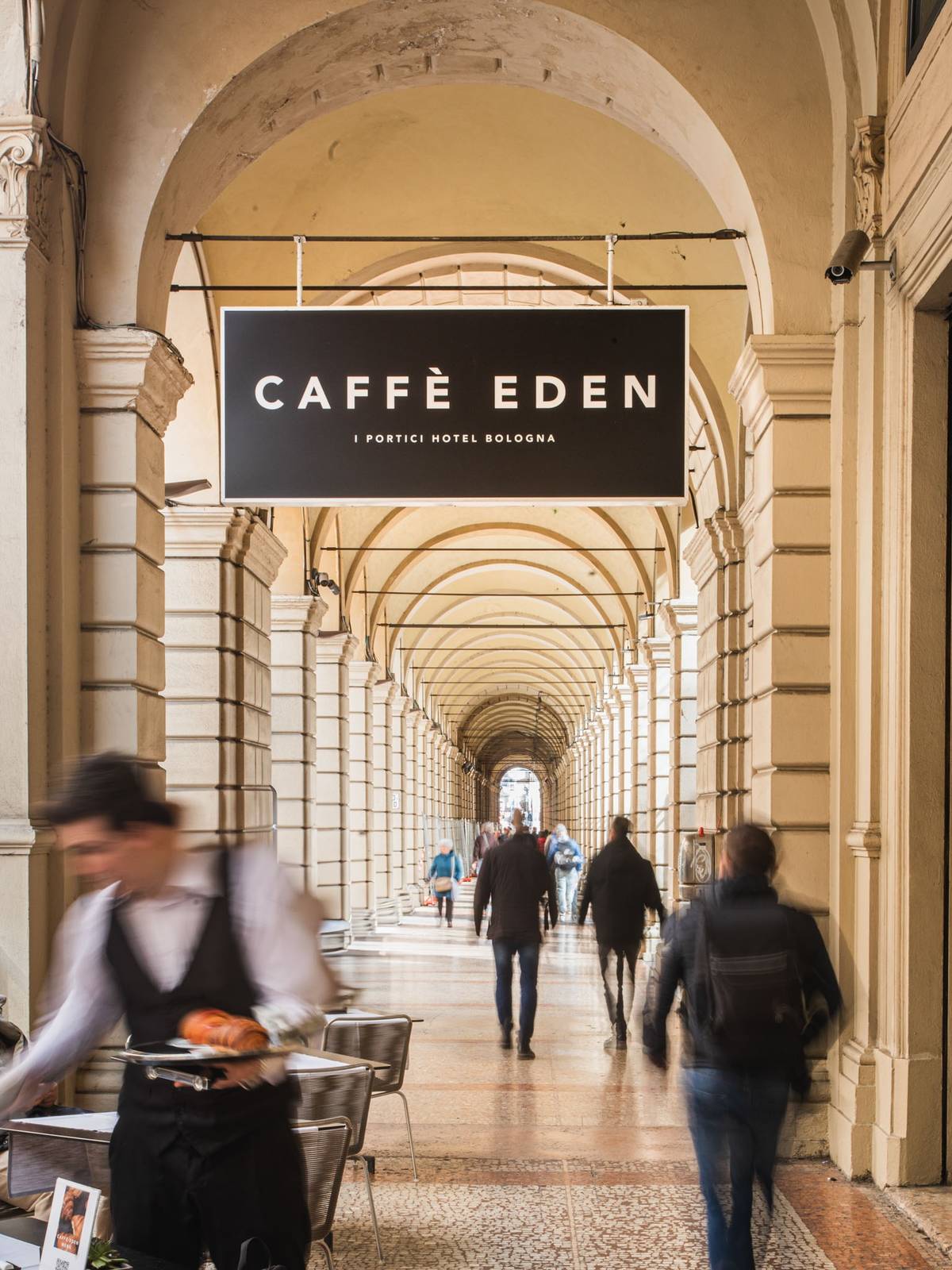 波隆那 I Portici Hotel 柱廊下的 Caffè Eden 招牌與座位