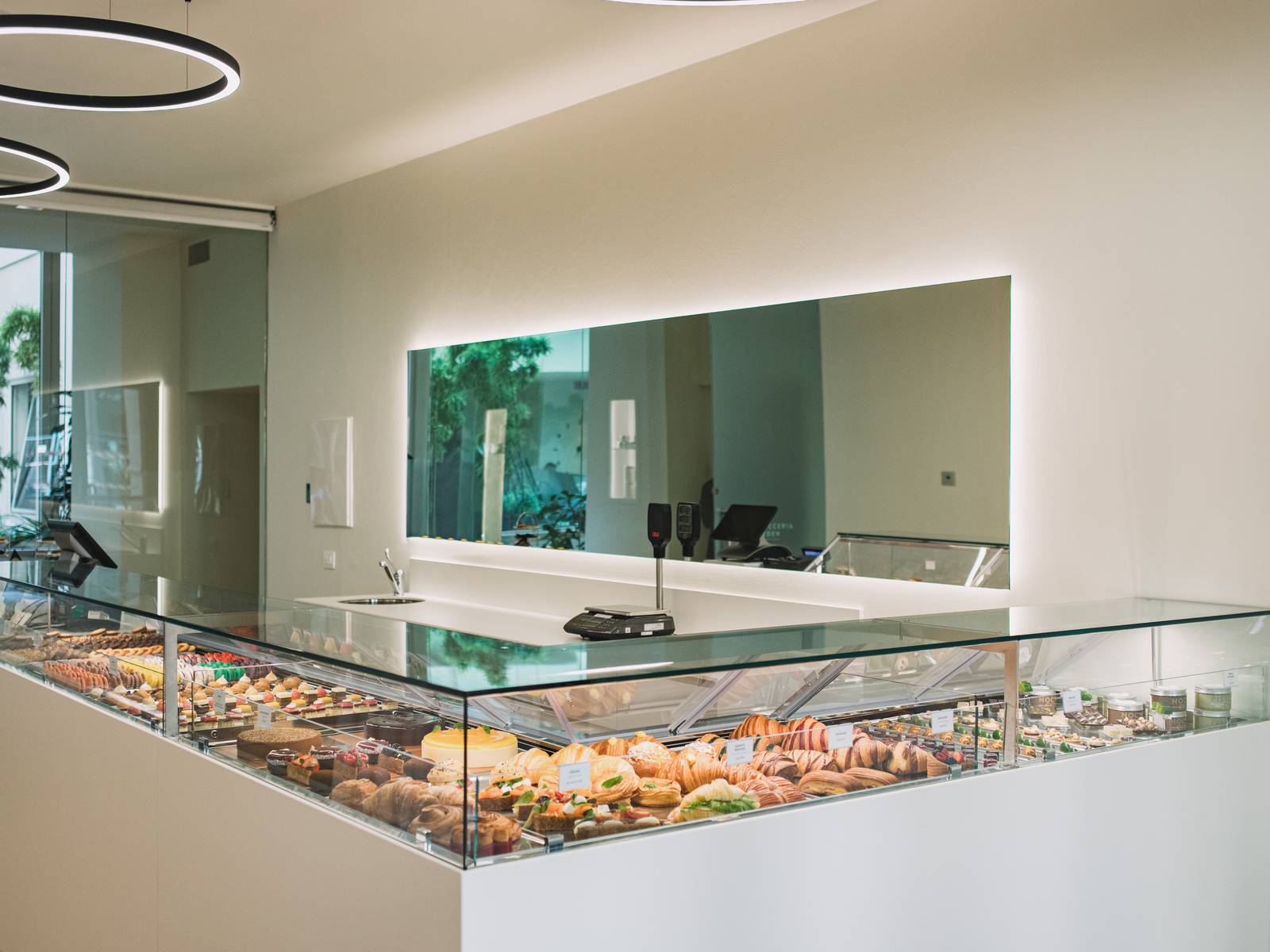 波隆那 I Portici Hotel Pasticceria Eden 的甜點櫃