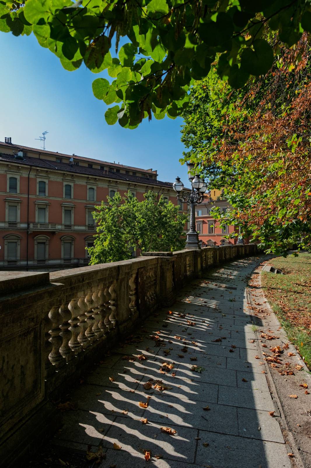 Parco della Montagnola 公園旁的石欄步道