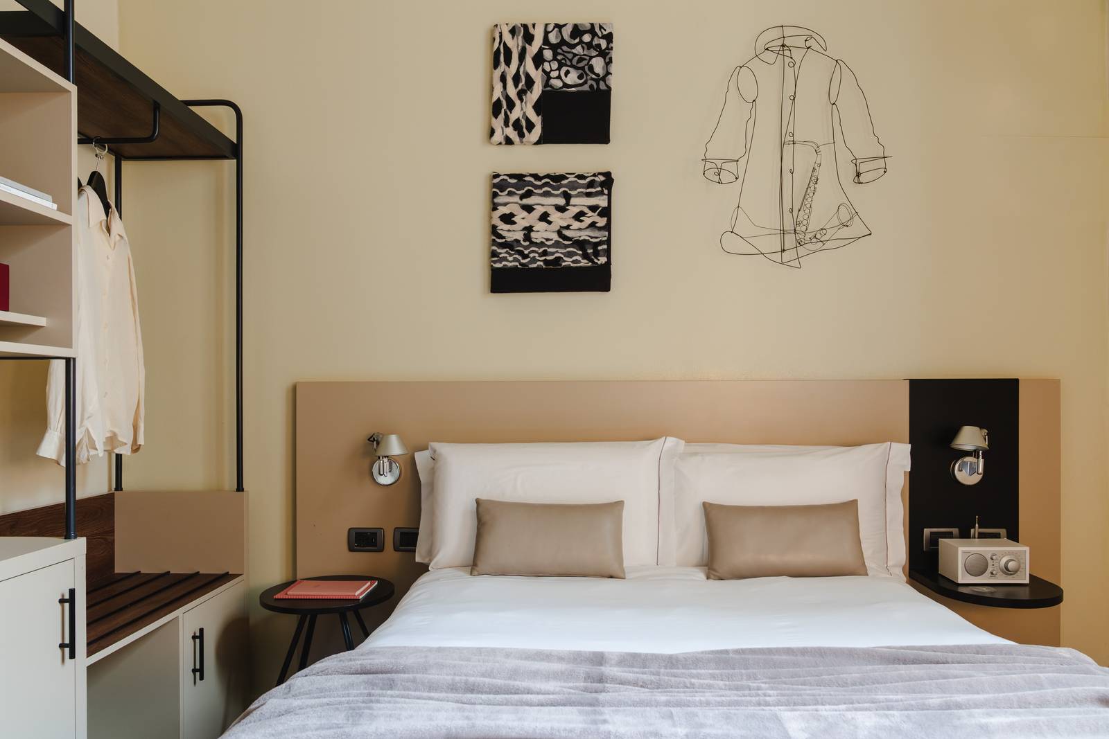 波隆那 I Portici Hotel Liberty 客房的大床與牆面插畫