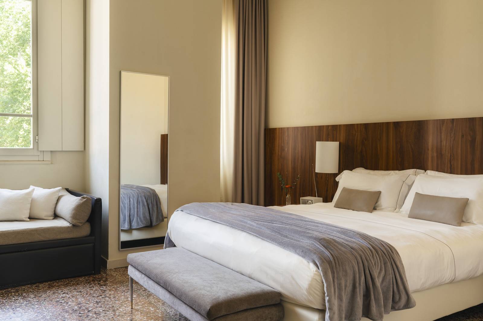 波隆那 I Portici Hotel Liberty Junior Suite 的大床與沙發