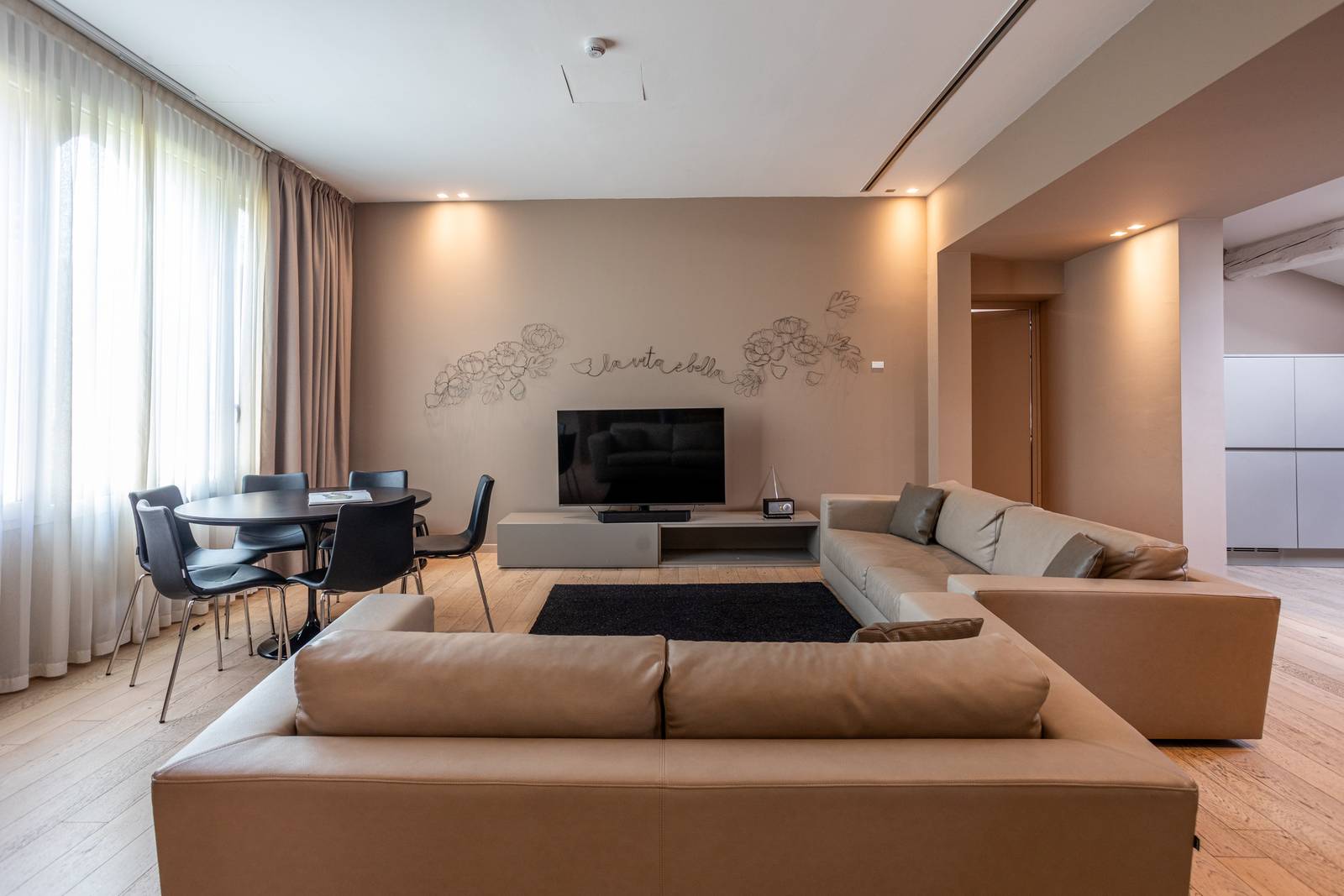 波隆那 I Portici Hotel Imperial Suite 的斜頂起居室與餐桌