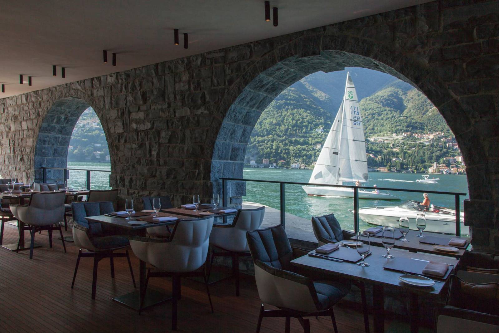 Il Sereno al Lago 餐廳石拱窗外的科莫湖