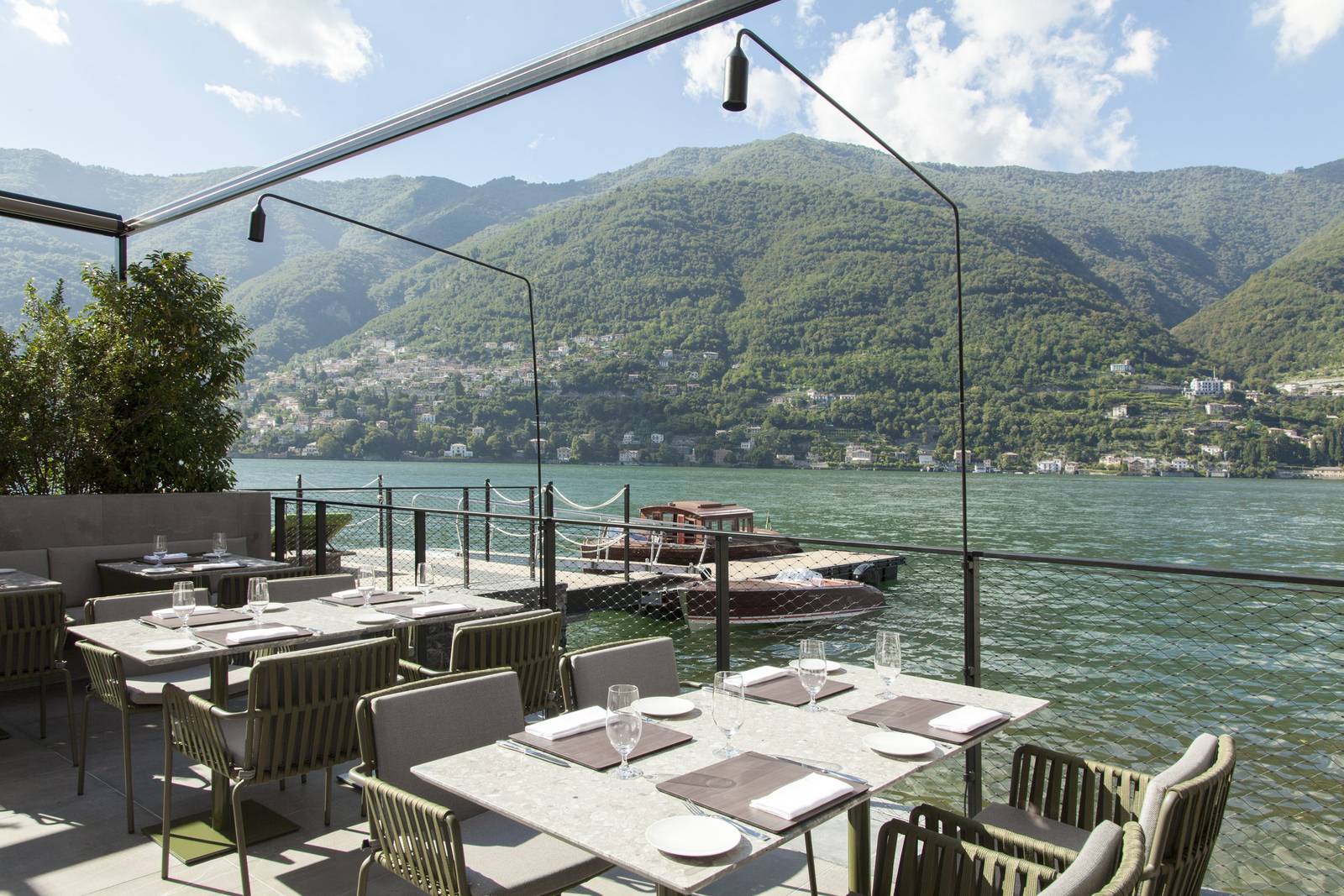 Il Sereno Sundeck 湖上露天餐桌