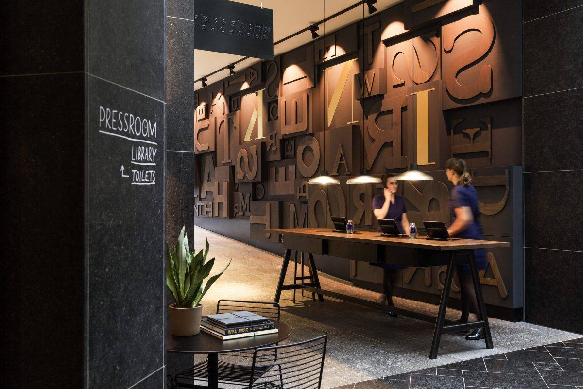 INK Hotel 大廳接待櫃台與活字字塊牆