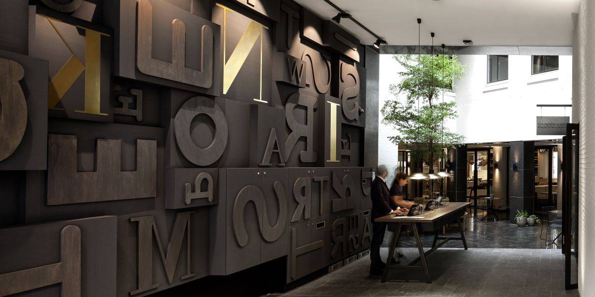 INK Hotel 大廳的活字印刷字塊牆