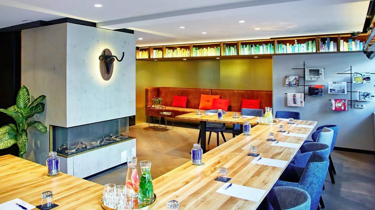 INK Hotel Library Lounge 壁爐與長桌