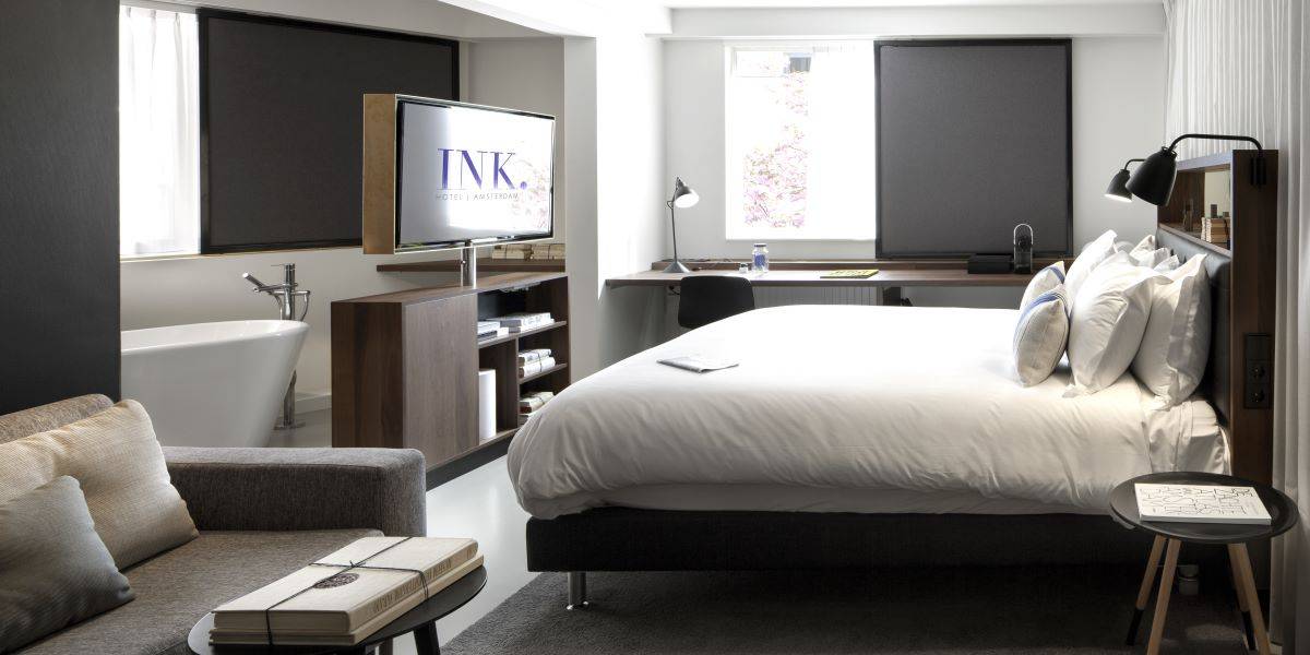 INK Hotel 套房床鋪與起居區