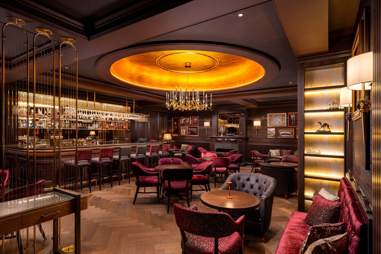 布加勒斯特 Athénée Palace 洲際酒店 The English Bar 酒吧與紅色絲絨座椅
