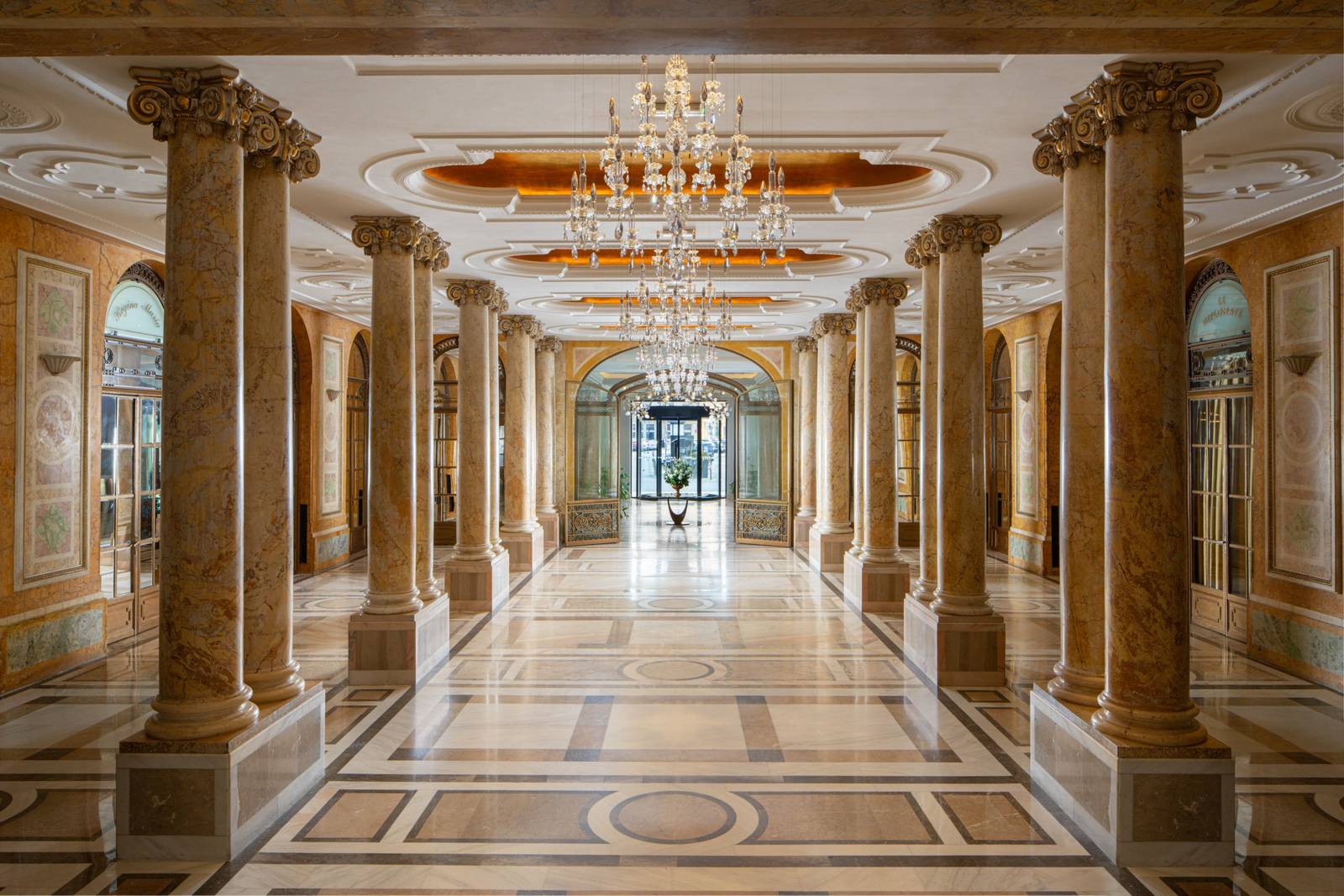 布加勒斯特 Athénée Palace 洲際酒店 大理石柱與水晶燈的大廳長廊