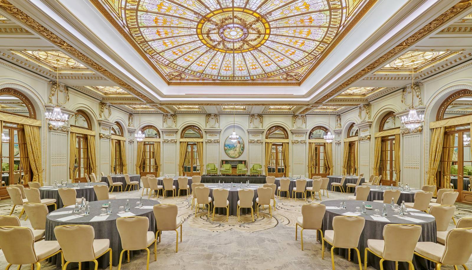 布加勒斯特 Athénée Palace 洲際酒店 Le Diplomate 宴會廳的彩繪玻璃天頂